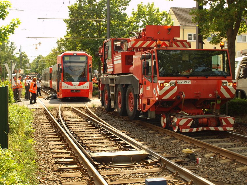 KVB Bahn entgleist Koeln Suelz Hermeskeilerstr Am Beethovenpark P094.JPG